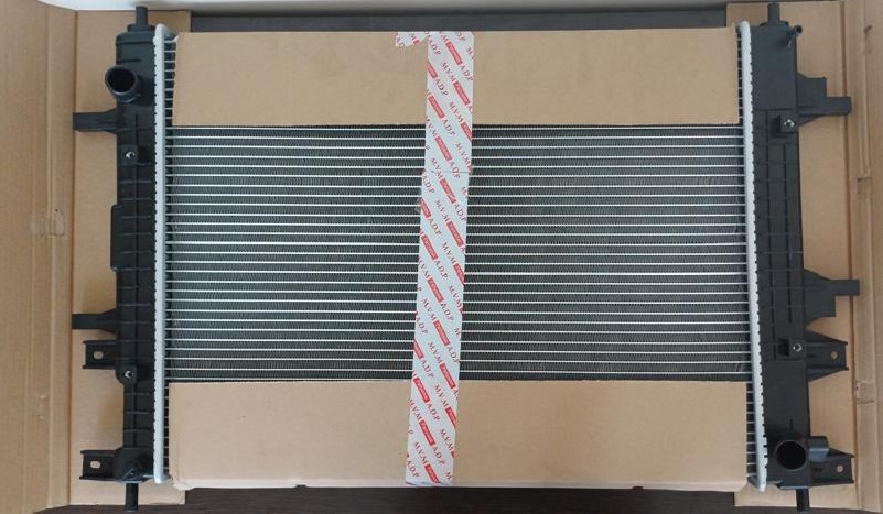 نمای کامل رادیاتور آب MVM X22 PRO درون جعبه بسته‌بندی کارخانه